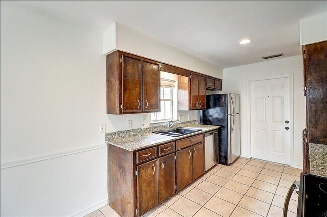Building Photo - 6405 Clairfield St