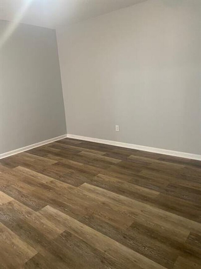 Building Photo - Newly Renovated 3-Bedroom Home - Modern Up...