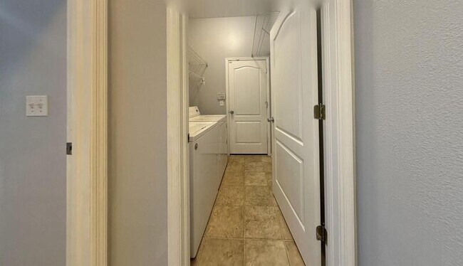 Building Photo - 4768 Ridgemoor Cir