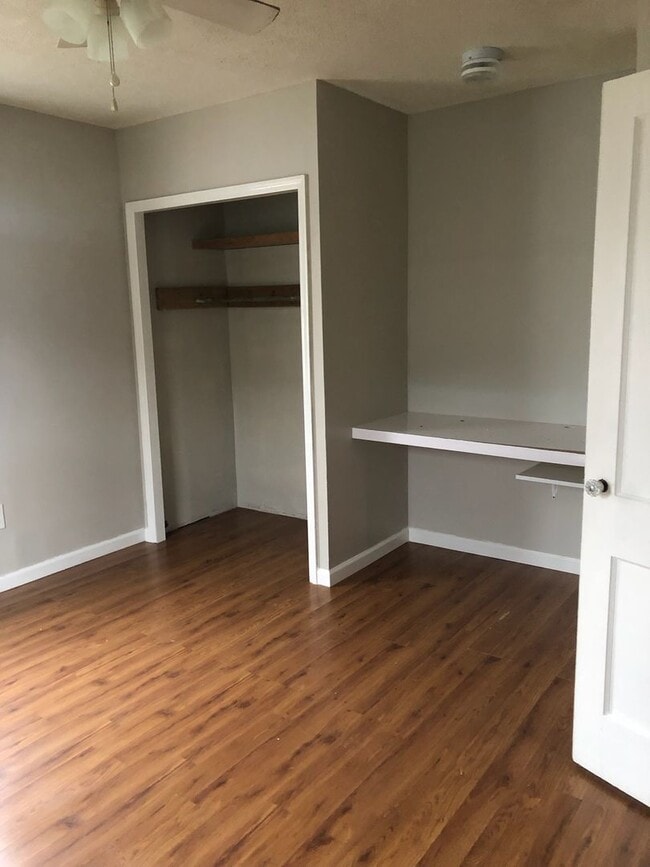 Building Photo - Two Bedroom One Bath Duplex Available in S...