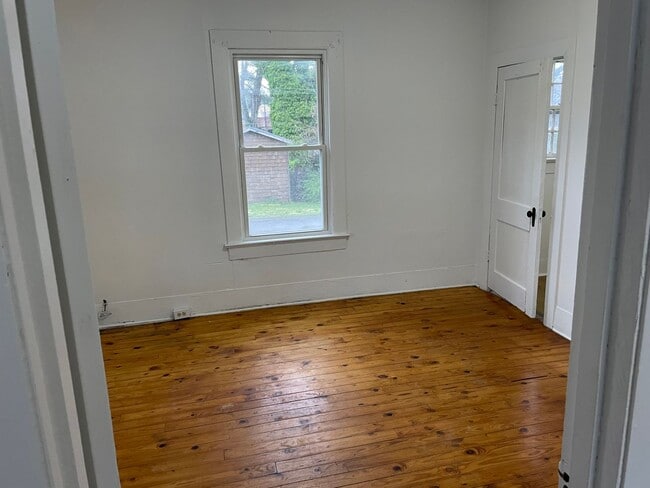 Building Photo - 2 Bedroom 1 Bath Available to Rent for $79...