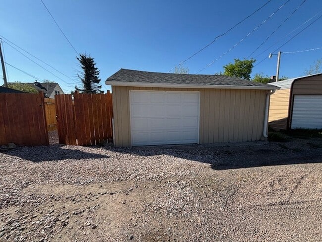 Building Photo - Adorable 4 Bedroom 2 Bathroom Single Famil...