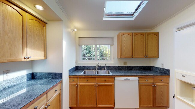 Building Photo - Room in 4 Bedroom Home at 921 Lakebird Dr