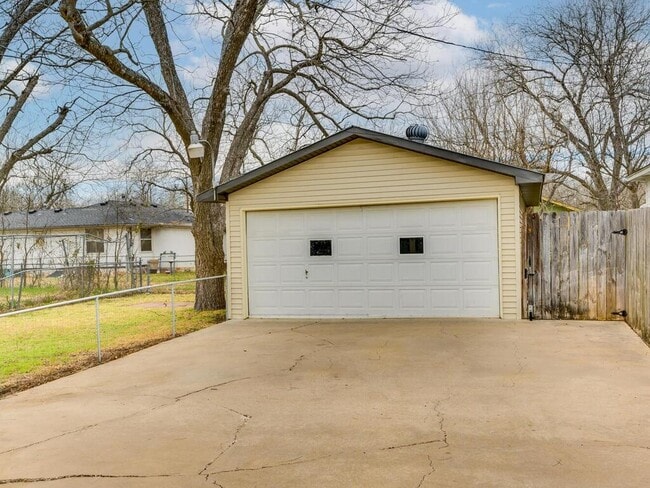 Building Photo - 916 Cecelia St