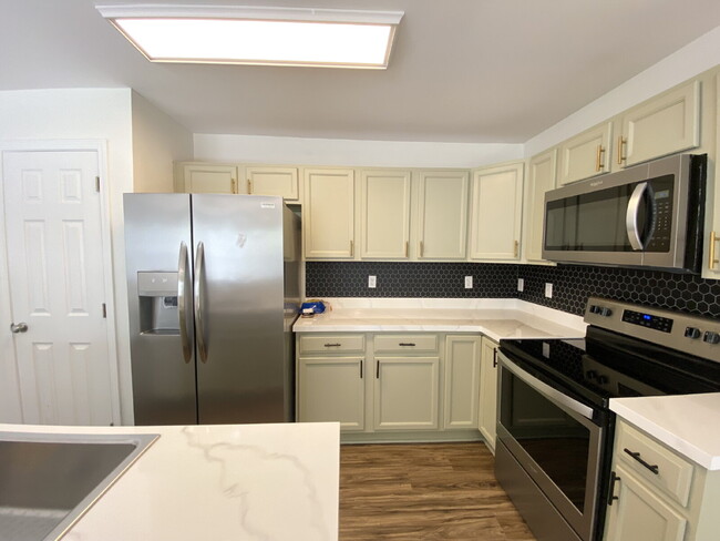 Building Photo - Charming End Unit Townhome in Mill Creek!