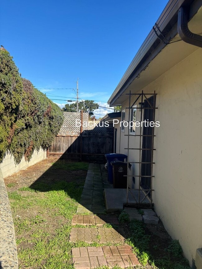 Building Photo - Close to Cannery Row- one bedroom unit in Monterey