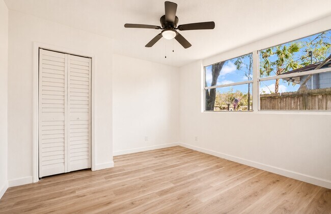 Building Photo - 5252 Santa Monica Blvd N