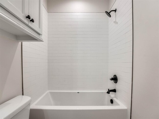 Building Photo - 628 Harbor Town Dr