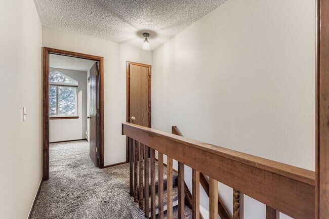 Building Photo - Wonderful 2BD/2.5BA Condo in Excellent Loc...