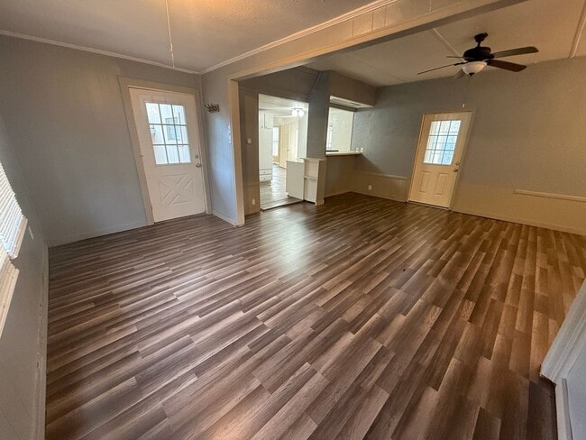 Building Photo - 16584 Lakeway Cir