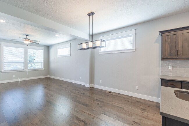 Building Photo - Quiet Centrally located 3 bed 2.5 bathroom