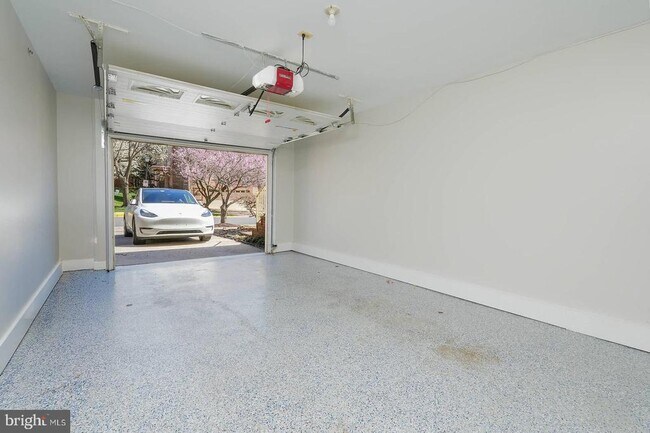 Building Photo - 28 Sterling Ct