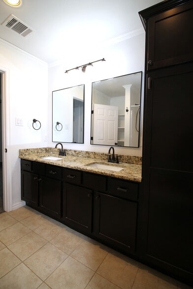 Building Photo - 935 /937 Robineta Ln