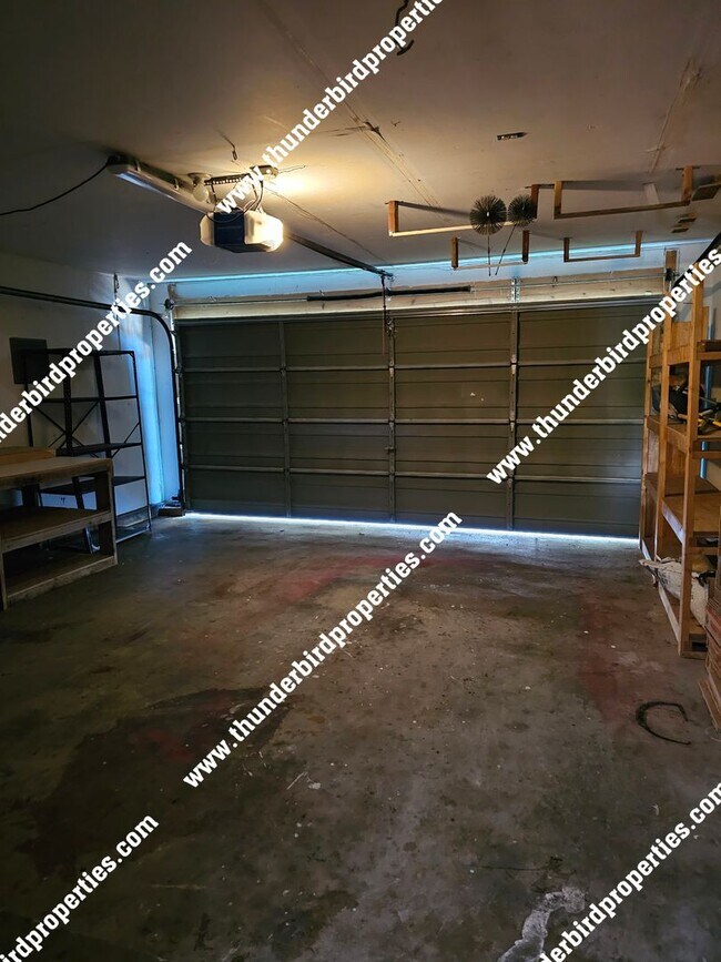 Building Photo - 3 bedroom, 2 baths  with great backyard oa...