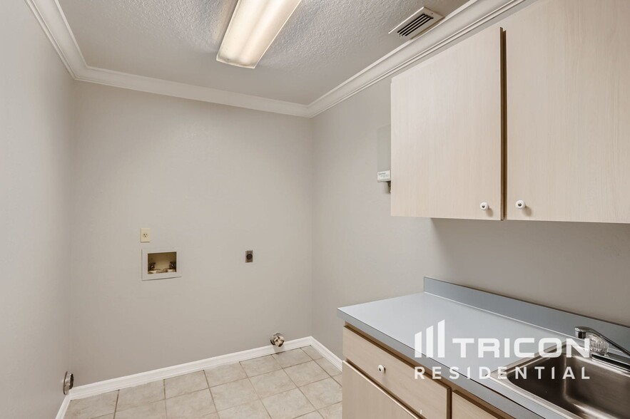 Building Photo - 5665 Olde Kings Ct