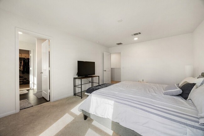 Building Photo - 25927 Chicory Dr