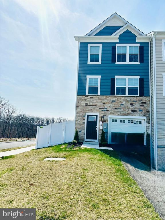 Building Photo - 101 Lakota St