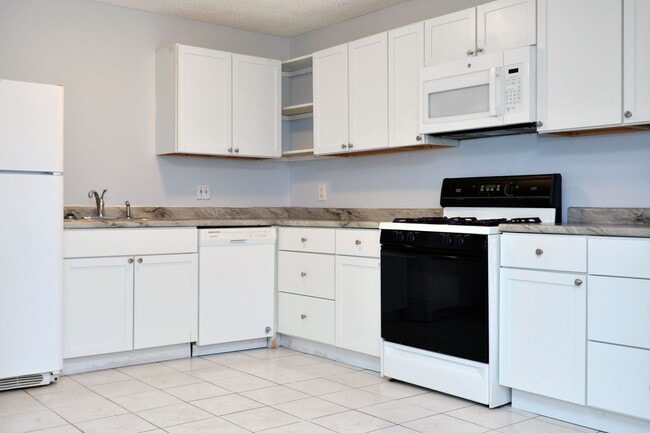 Building Photo - Spacious 2 Bed/1 Bath Condo in Brooklyn Park - Available NOW!