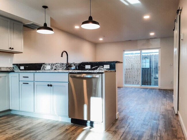 Building Photo - NEW 2 BED / 1.5 BATH TOWNHOME