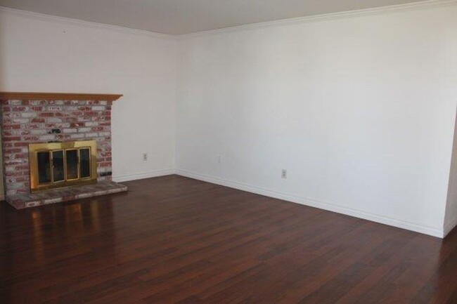 Building Photo - Back On The Rental Market Recently Updated...