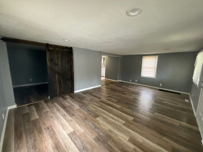 Building Photo - 2 bedroom with amazing yard!