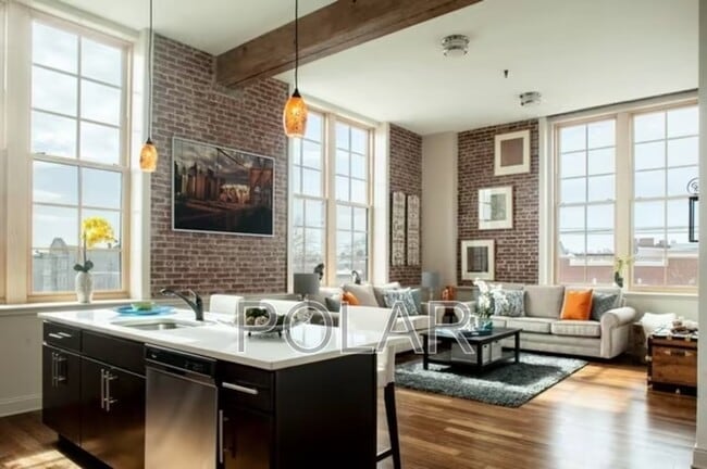 Building Photo - 154 Ave E