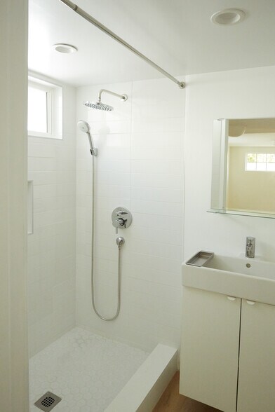 Building Photo - 3644 Greenfield Ave