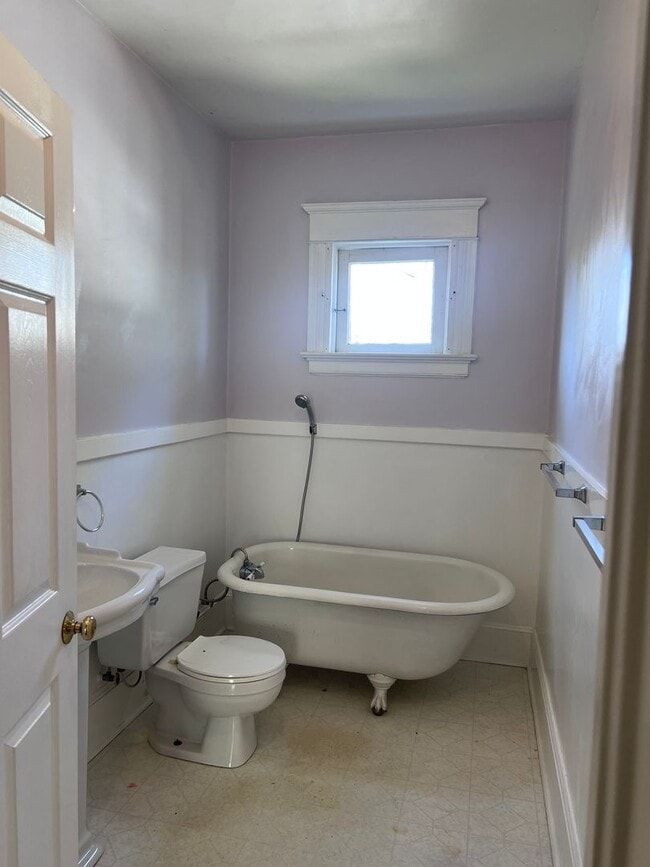 Building Photo - Spacious 3 Bed/2 Bath Home Minutes from Do...