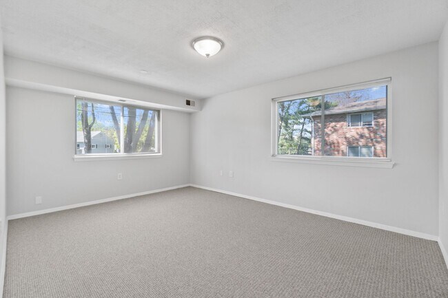 Building Photo - Fairwinds. Renovated and Updated. Spacious 2 bed 2 bath ground level condo in Annapolis!