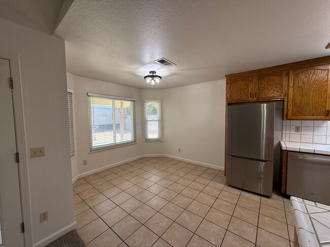 Building Photo - Single Story home in Riverbank's Crossroads Subdivision!
