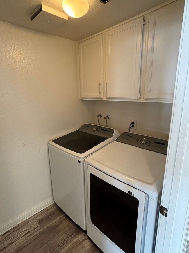 Building Photo - Remodelled Two Bedroom Condo with Ocean Views for Days!