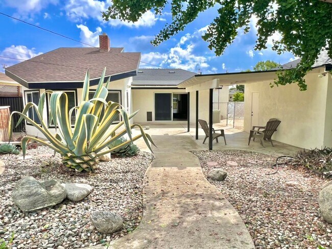 Building Photo - 3 bedroom  2 bathroom
