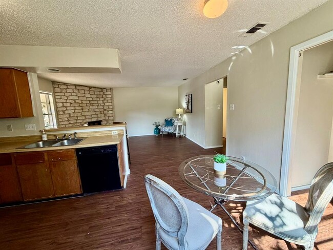 Building Photo - 402 Hedgewood Dr
