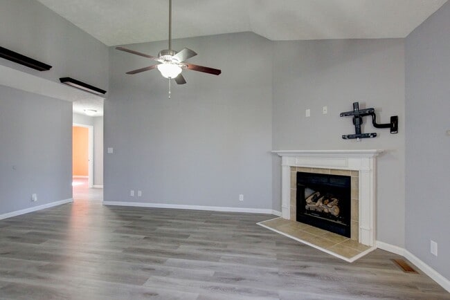 Building Photo - Sweet 3 bed 2 bath.  Cat friendly.