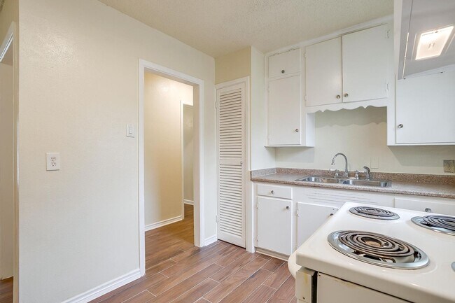 Building Photo - 3537 Half Moon Dr