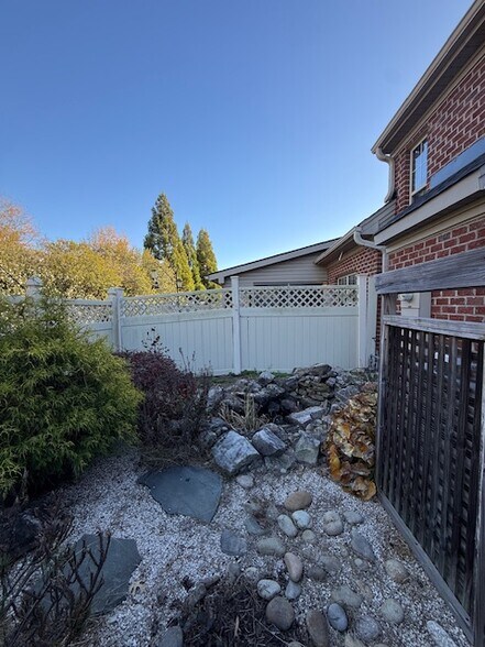 Building Photo - 853 Jarman Dr