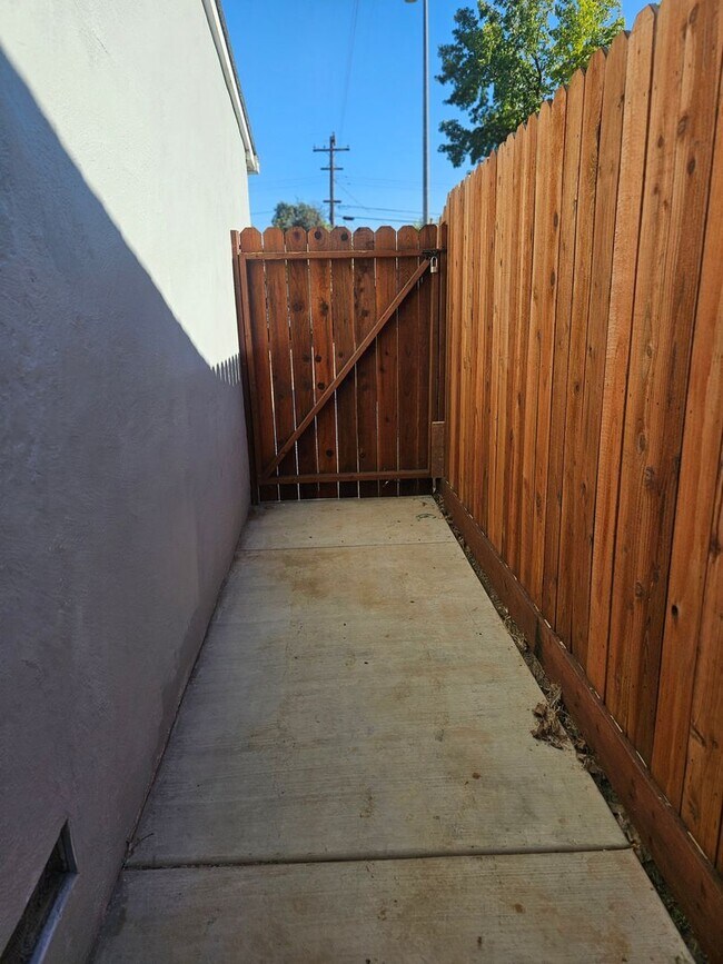 Building Photo - ?Charming 2-bedroom, 1-bathroom duplex ?in Sacramento