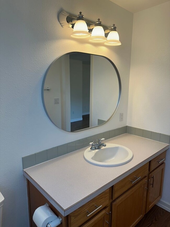 Building Photo - Beautiful 3 bedroom 2 bathroom house in a ...