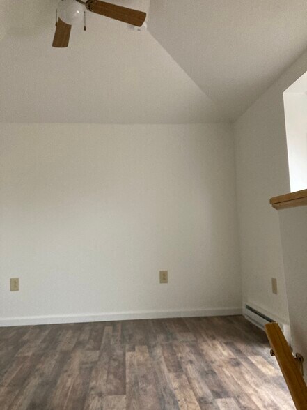 Upstairs bedroom/Den - 9 Elizabeth St