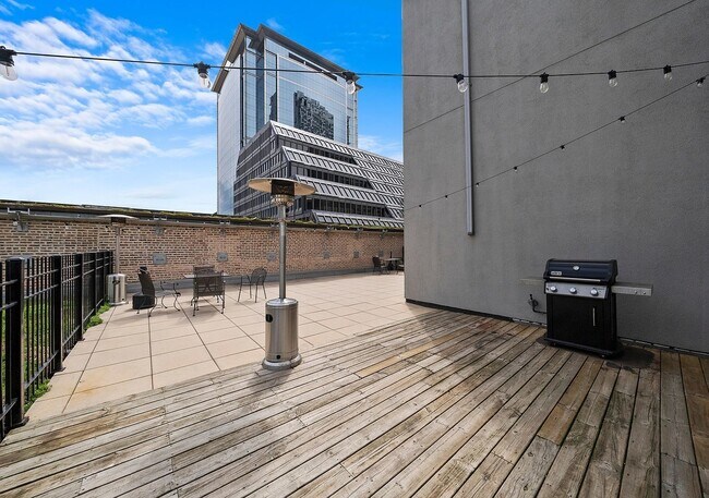 Building Photo - 8 W Monroe St