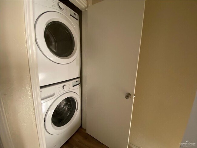 Building Photo - 11-25 1/2 N 25 1/2 St