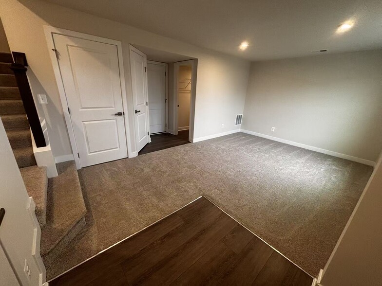 Building Photo - 735 Rosemary Way