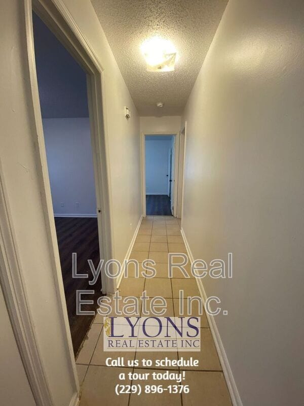 Building Photo - 1022 S Gordon Ave