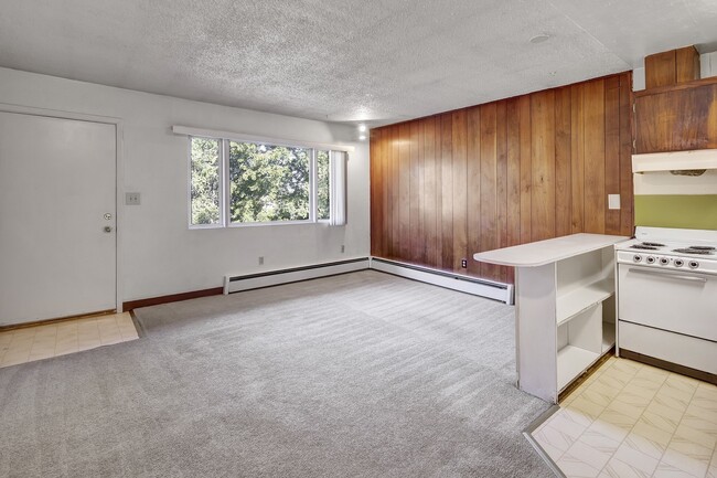 Building Photo - Country Lane