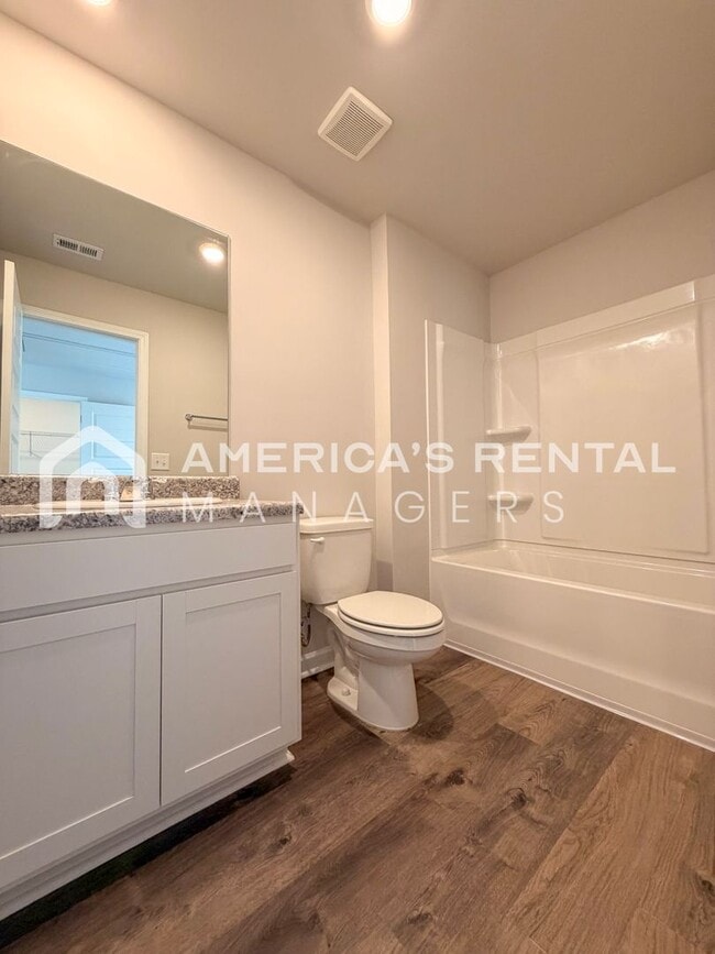 Building Photo - Spacious Two Story Home with Loft!