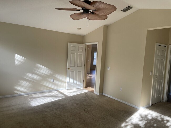 Building Photo - 3 Bedroom, 2 Bath Available Now in Beautif...