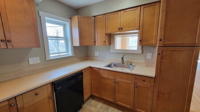 Building Photo - 10 Marion St