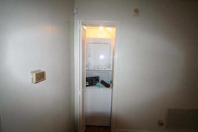 Building Photo - Lovely End Unit Townhouse / W&D / Near Duk...