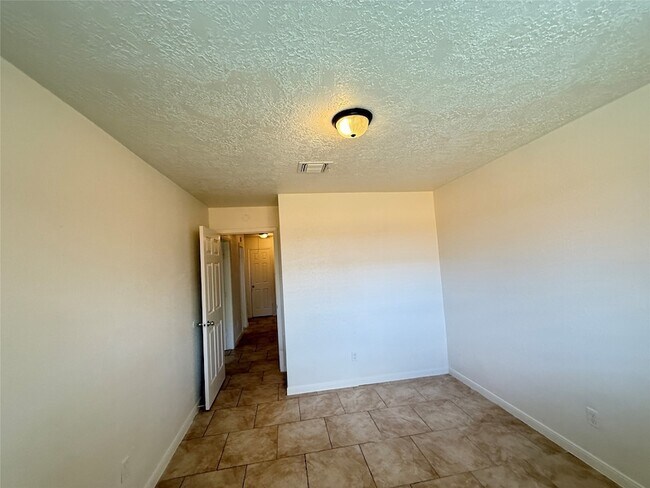 Building Photo - 10715 Sagewillow Ln