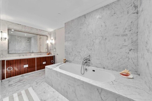 Building Photo - 15701 Collins Ave